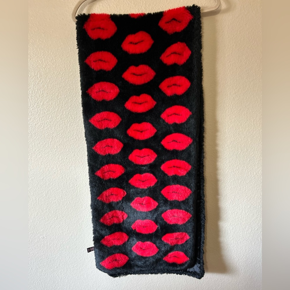 Victoria Secret Red Lips Black Faux Fur Wrap Shawl Couch Runner 15x70 Inches